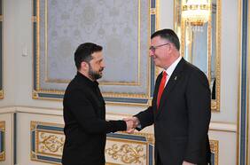 Periodista de la Casa Blanca bromea con el traje de Zelensky aludiendo a “bochornosa” primera cita con Trump