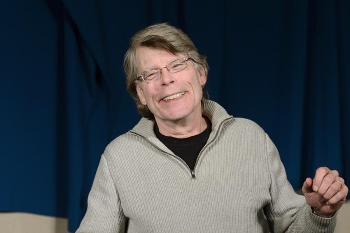 Stephen King cumple 79 años: del elogio a la serie de Pablo Larraín a su nuevo libro ilustrado por Gabriel Rodríguez