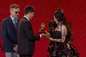 Mon Laferte gana el Latin Grammy a Mejor Álbum de Música Alternativa: “Gracias Chabela, gracias Violeta Parra, gracias Madonna”