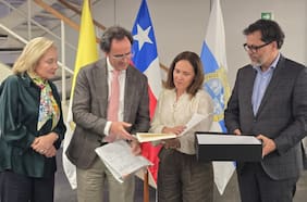 Fundación Presidente Sebastián Piñera concreta primera entrega del archivo presidencial a la PUC