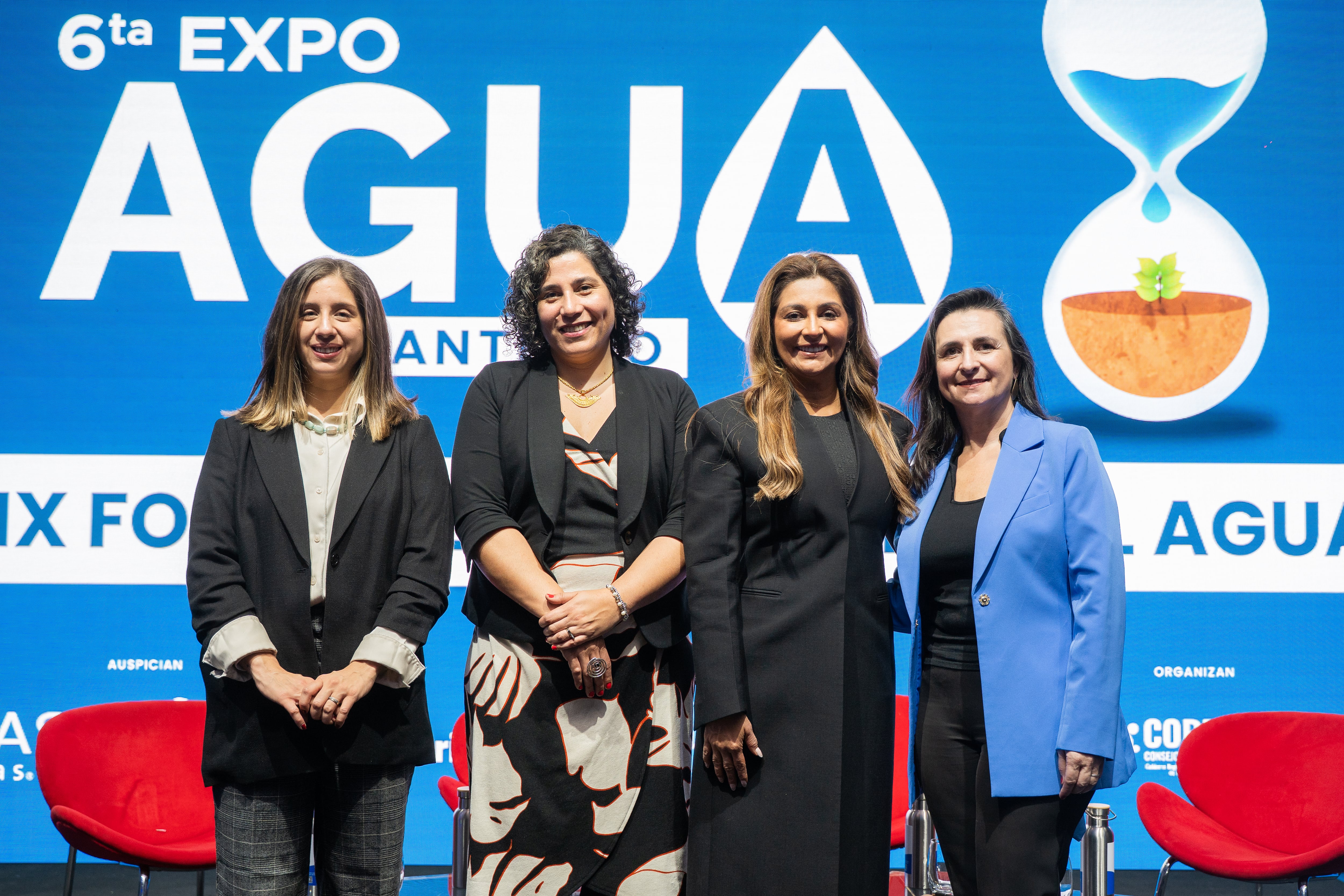 Javiera Sotoluque, gerente general Interexpo; Cristina Huidobro, gerente general Fondo Agua Santiago-Maipo; Adriana Matiz, gobernadora del Tolima, Colombia y Claudia Papic, directora contenidos Expo Agua Santiago 2026.