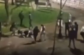 Imágenes sensibles: Turba de al menos 20 delincuentes asalta y apuñala a dos jóvenes cerca de Plaza Italia