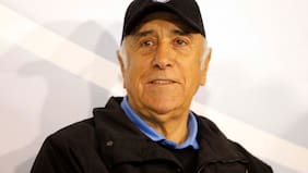 “Está en un centro que ha acompañado su atención médica durante años”: hijos de Nelson Acosta desestiman traslado del DT