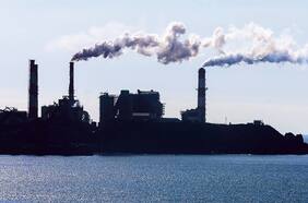 Qué es y cómo podría afectar a Chile la norma europea contra la “fuga de carbono”