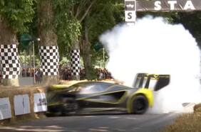 Accidente en Goodwood: mira cómo se van dos millones de euros a la basura en dos segundos