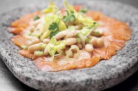 Salmón con ensalada de porotos