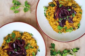 Risotto de mote con callampas, zapallo y peras caramelizadas en casa