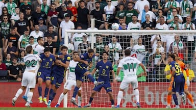 Elche de Lucas Cepeda derrota a Atlético de Madrid para escapar de la zona de descenso y comprometer al Sevilla