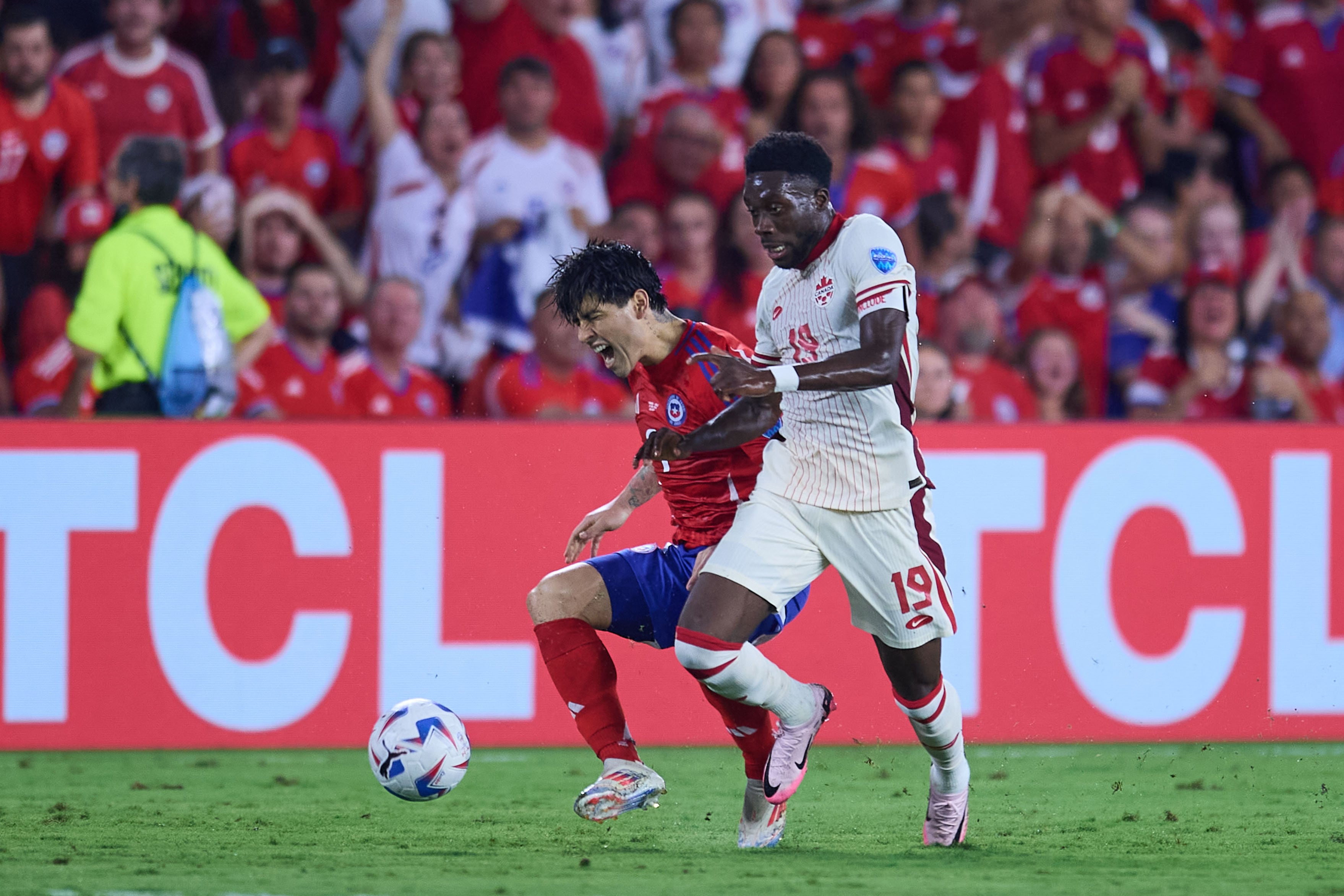 Figura de Bayern Múnich y de la selección de Canadá se borra del partido ante Chile por estar en su luna de miel