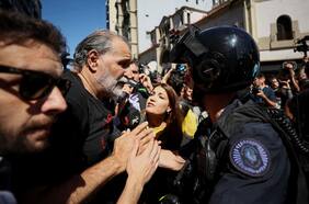 En medio de un fuerte operativo policial, y sin una presencia masiva, piqueteros realizan su primera marcha contra el gobierno de Milei