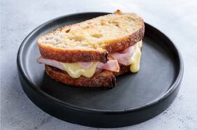 Cómo hacer el mejor sándwich prensado de queso y jamón de tu vida