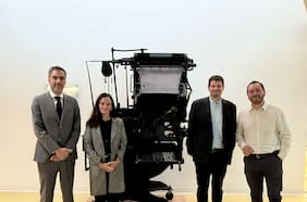 Histórica linotipia de La Tercera es instalada en hall de la Universidad Adolfo Ibáñez