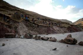 Dos muertos y al menos 60 heridos en el sur de Perú tras enfrentamientos por tierras donde de practica minería artesanal