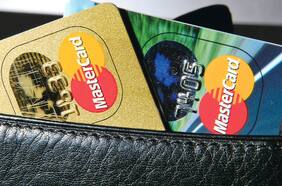 Mastercard baja tasas de intercambio, pero no deja conforme