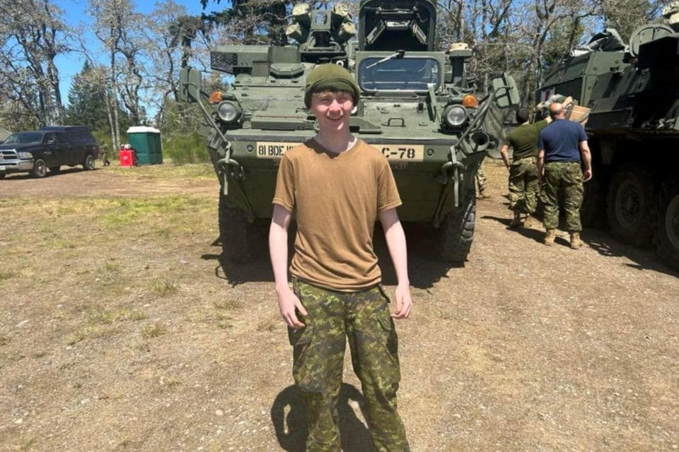 Foto sin fecha de la adolescente canadiense Laken Pavan junto a un vehículo militar. Foto: Archivo