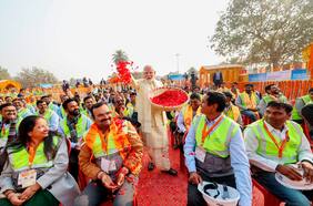 India: Modi inaugura polémico templo, visto como un triunfo del nacionalismo hindú