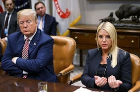 Trump estaría considerando destituir a la fiscal general de EE.UU. Pam Bondi