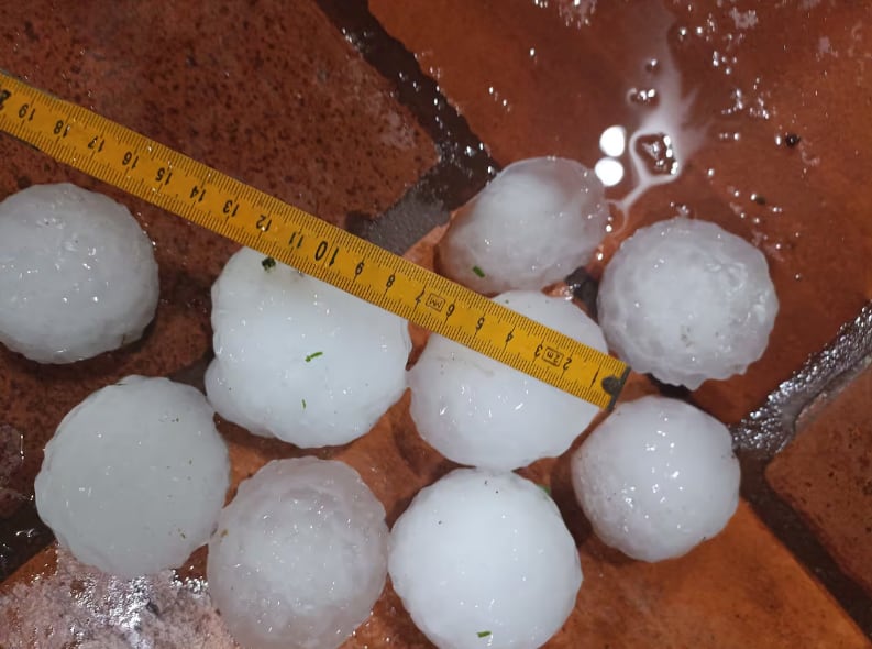 Tormenta con granizos provoca daños en viviendas, vehículos y cortes de luz en Paraguay