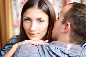 Si estoy vacunado, ¿puedo darle de forma segura un abrazo, la mano o un beso en la mejilla a una persona no vacunada?