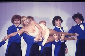 Columna de Javiera Mena | Raffaella Carrà: abrazado a un desconocido