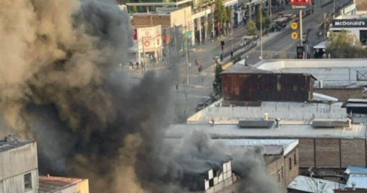 Incendio consume recinto comercial en Av. Independencia: 14 compañías de Bomberos combaten las llamas