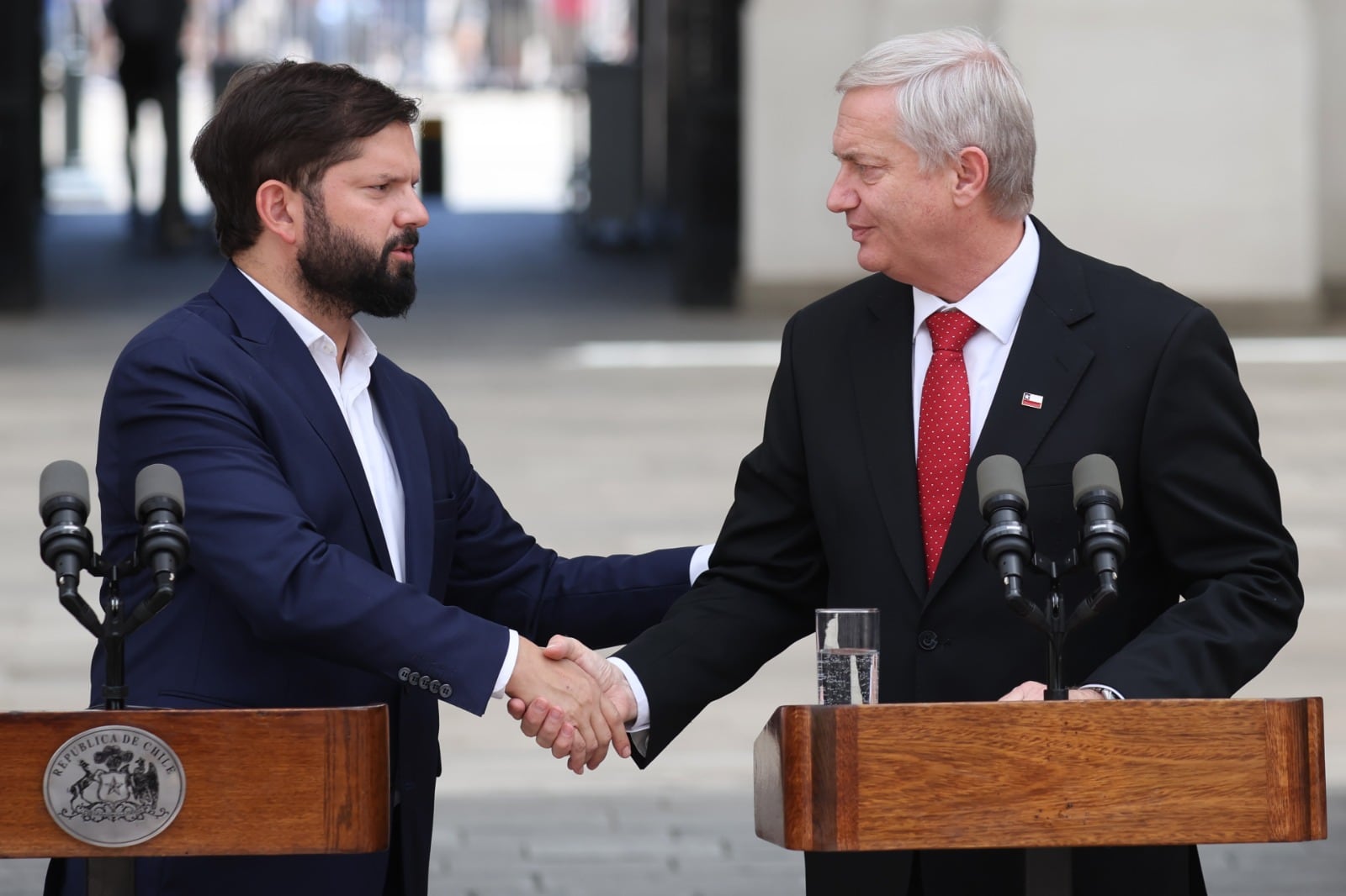 El abrazo de Boric y Kast