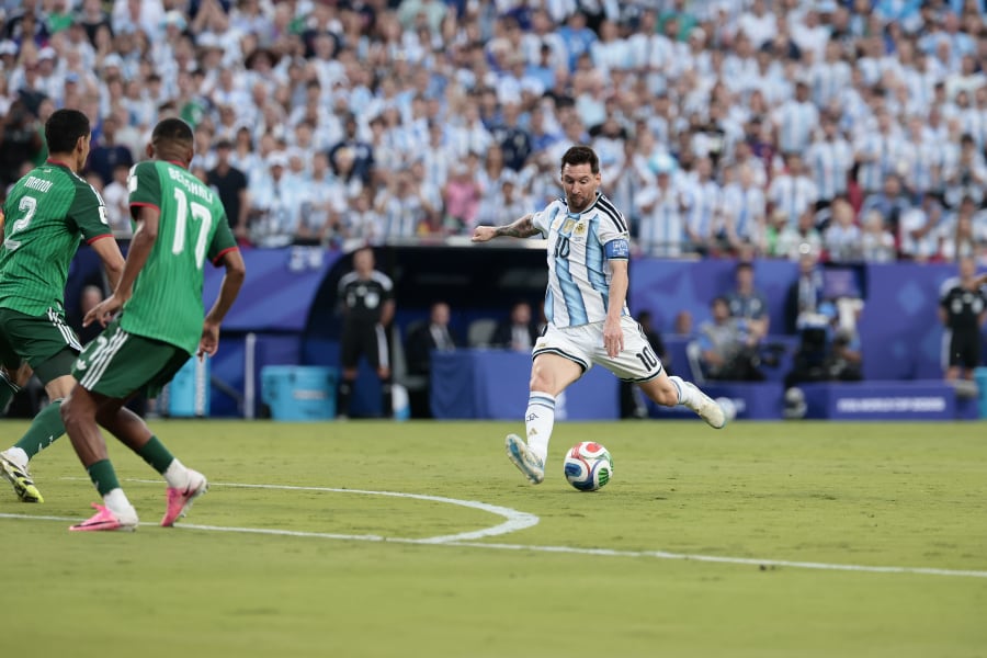 En una noche histórica de Lionel Messi: Argentina golea a Argelia y la Pulga alcanza a Klose como máximo anotador en los mundiales