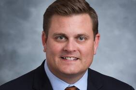 Qué se sabe del crimen a tiros del CEO de la principal aseguradora privada de salud de EE.UU. y controladora de Banmédica en Chile