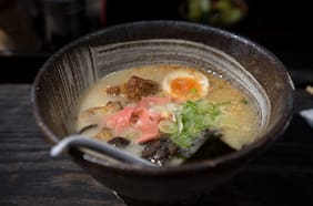 Viaje al centro de la cocina japonesa: cómo la bomba atómica de Nagasaki y los fideos chinos dieron forma al ramen