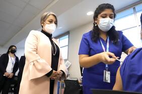 Ministra Jara recuerda que la ley permite a los trabajadores pedir permiso para vacunarse contra el Covid-19 en horario laboral