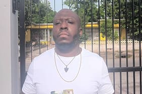 Nació en una base militar estadounidense y fue deportado a Jamaica, un país donde nunca ha estado