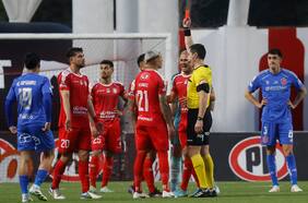 Una expulsión y una mano no considerada como penal: los polémicos primeros minutos entre La Calera y la U