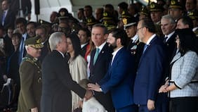 Boric asiste a aniversario de Carabineros y sostiene breve intercambio con Kast