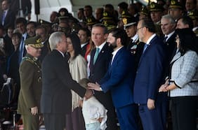 Boric asiste a aniversario de Carabineros y sostiene breve intercambio con Kast