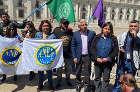 Más de 10 días en paro: trabajadores del patrimonio llegan a La Moneda para solicitar que Presidente Boric “destrabe” el conflicto