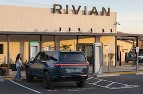 Firma estadounidense de vehículos eléctricos, donde participan Amazon, Volkswagen y Ford, anuncia despidos masivos