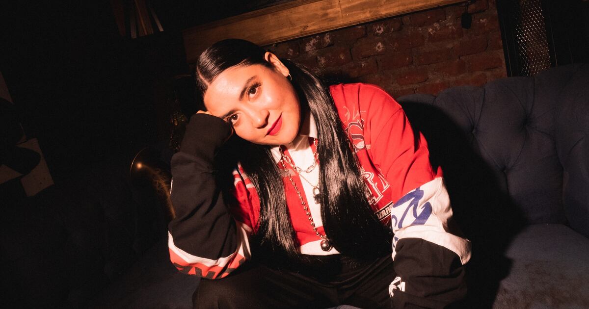 La música chilena se premia y revela sus contradicciones:A un mes de la ceremonia, los Pulsar 2025 dibujan un mapa sonoro complejo: la consagración de la autoría frente al dominio del streaming y la nostalgia como puente generacional.