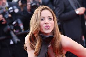 Shakira puso a la venta una serie de polerones con una clara indirecta a la infidelidad de Piqué
