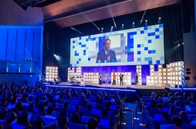 Rector Juan Carlos de la Llera (PUC) recibe el Doctor Honoris Causa en Suiza por su trabajo en ingeniería sísmica