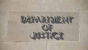 Departamento de Justicia de EE.UU. busca revocar la ciudadanía a 12 inmigrantes