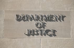 Departamento de Justicia de EE.UU. busca revocar la ciudadanía a 12 inmigrantes