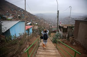 Lima derriba muro de cinco kilómetros que separa barrio rico de otro pobre por orden de Tribunal Constitucional