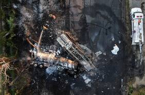 Mueren 18 personas en un choque entre un camión cisterna con químicos y un autobús turístico en México