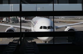 Vuelo TYS45: avión con 43 chilenos deportados desde EE.UU. hizo escala en Perú y se aproxima al país
