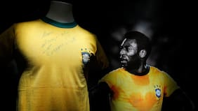 Una pieza de museo: los millones de dólares que pagaron por una emblemática camiseta de Pelé