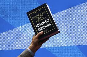 ¿Qué debe contemplar el reglamento que regule la Convención Constituyente?