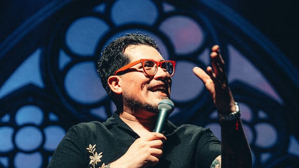 El comediante Claudio Michaux lleva su show Isabel al Teatro Nescafé de las Artes: un espectáculo cruzado por el duelo