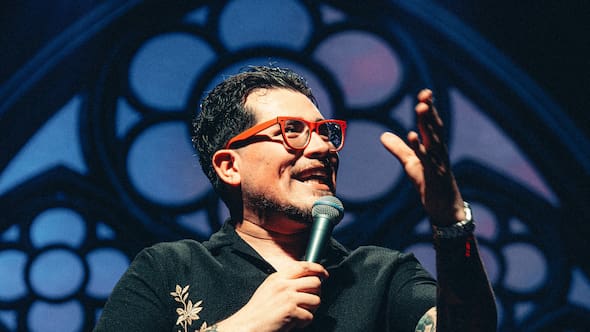 El comediante Claudio Michaux lleva su show Isabel al Teatro Nescafé de las Artes: un espectáculo cruzado por el duelo