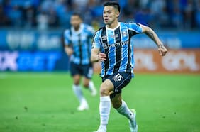 Enciende las alarmas: Alexander Aravena se lesiona en encuentro de Gremio