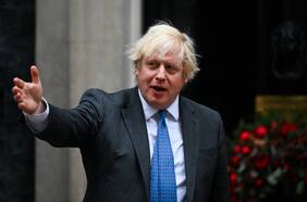 Fact Checking: ¿Pueden las vacunas provocar algunos problemas cardíacos en niños? ¿Boris Johnson fue sorprendido bebiendo vino en plena cuarentena?